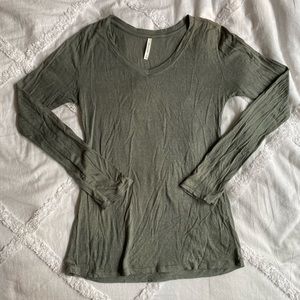long sleeve v-neck t-shirt